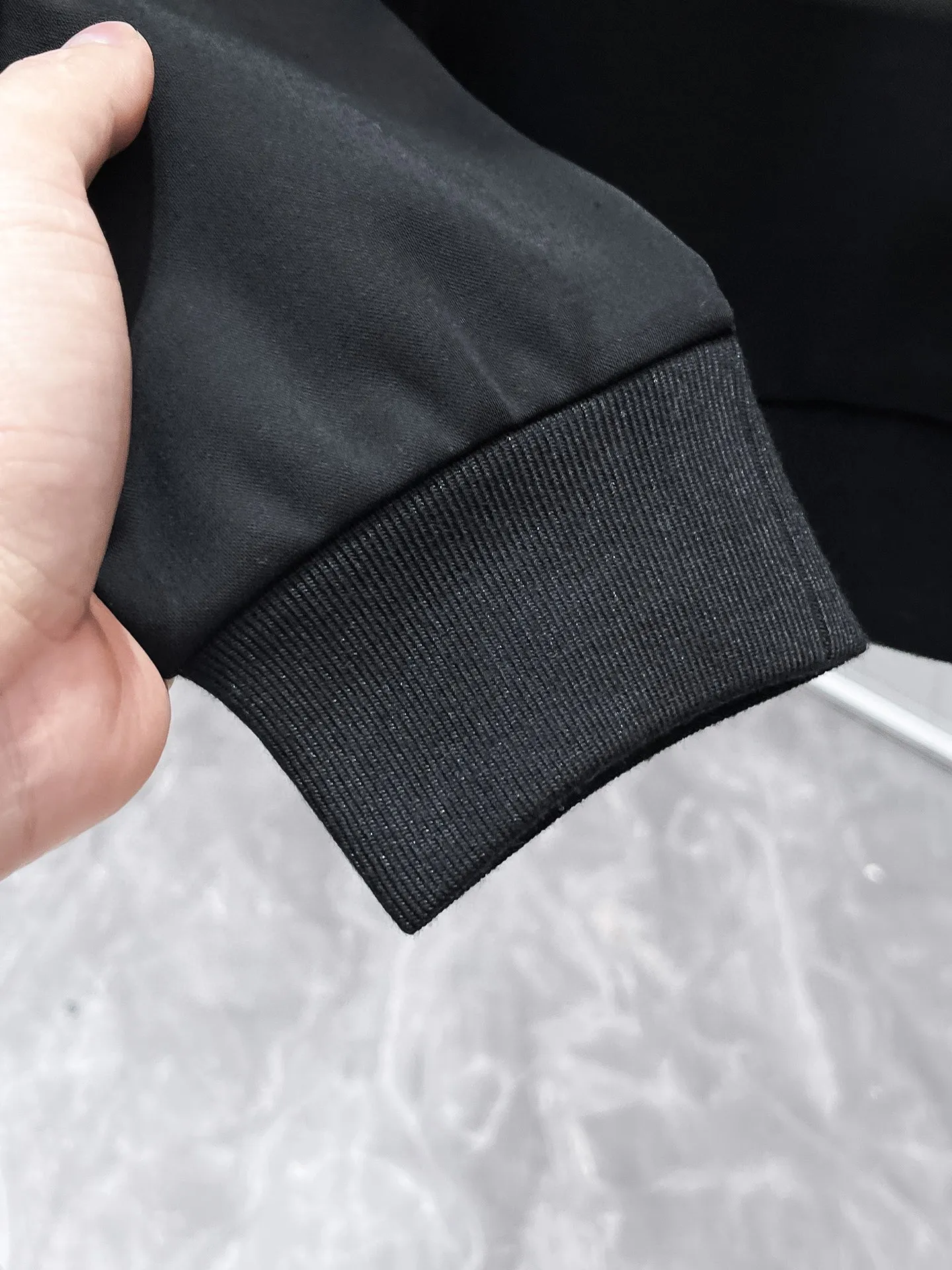 🅿️720 LV hot-selling suit is coming. Focus on the original version of the official website. 2025 new hot-selling cardigan suit. The original order is the best. 🇭🇰The meticulous work of top designers. It has a fitting and perfect upper body effect. All-natural high-quality Tencel Roman cotton 100%, close-fitting comfort, noble and elegant! Original hardware embodies elegance and nobility! Counter size: M-3XL (maximum wear up to 190 pounds)